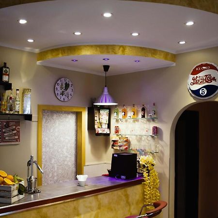 Mercury Home Room&Breakfast Наполи Екстериор снимка