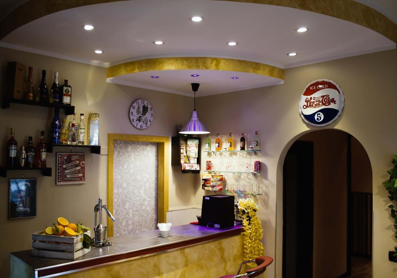 Mercury Home Room&Breakfast Наполи Екстериор снимка